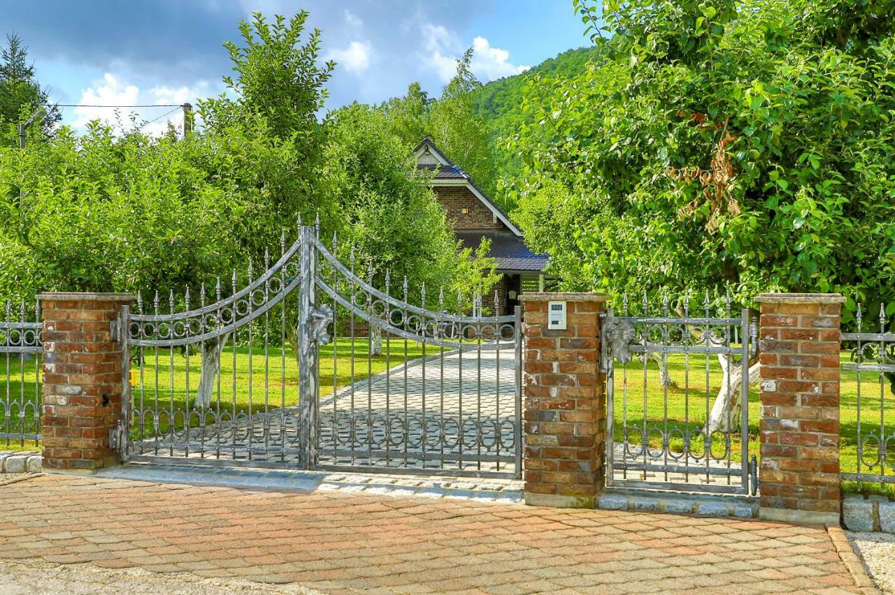 Holiday Home Villa Sara Bihać Esterno foto